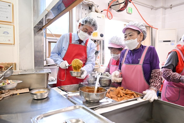 전진선 양평군수 8일 어버이날 배식봉사