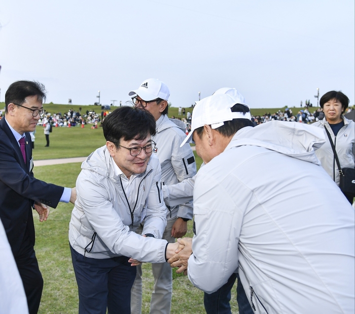 김포시 9일 2024년 제70회 경기도체육대회 개회식에서 국제스케이트장 유치전 '홍보'