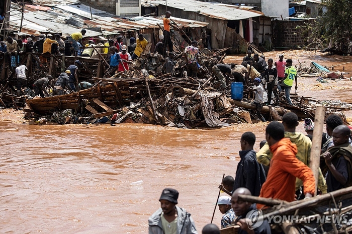 케냐는 지난 3월 중순부터 계속된 폭우로 국토의 80%가 수해를 입었다. 내무부에 따르면 238명이 숨지고 72명이 실종됐으며 21만2000여명의 이재민이 발생