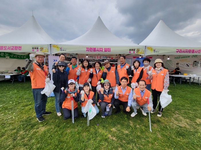 (사)구리시자원봉사센터 2024구리유채꽃축제에서 자원봉사활동 전개