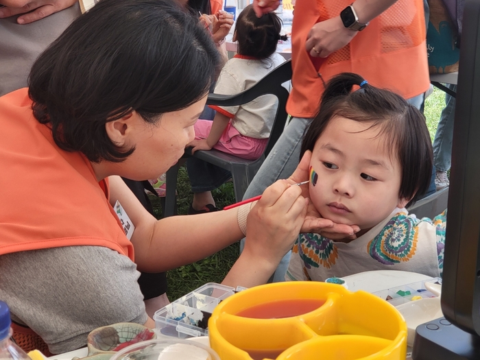 (사)구리시자원봉사센터 2024구리유채꽃축제에서 자원봉사활동 전개