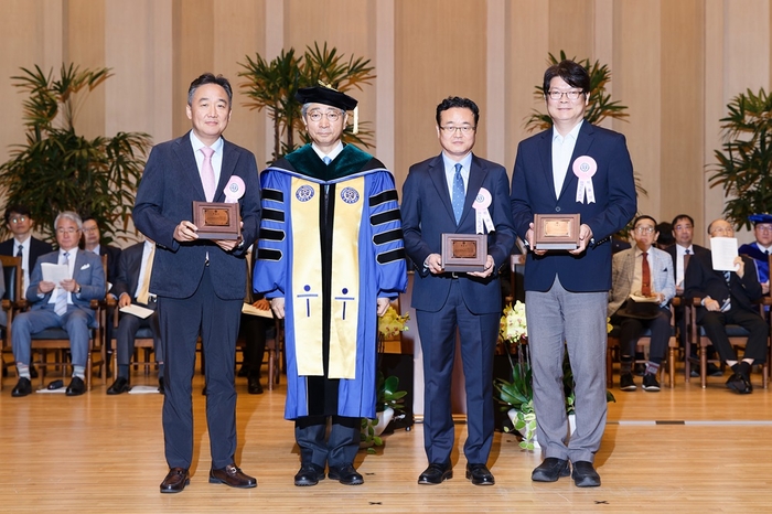 연세대 창립 139주년 기념식 윤동섭 총장(왼쪽 두번째)과 학술상 수상자