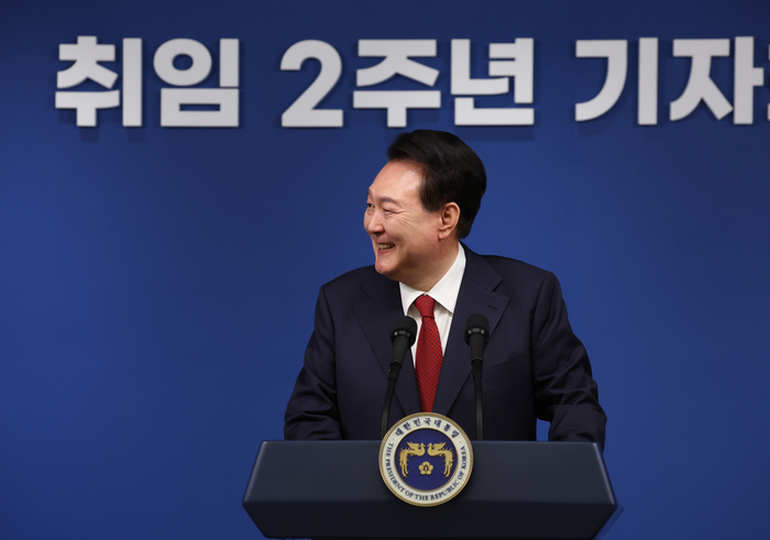 취임 2주년 기자회견, 미소짓는 윤석열 대통령