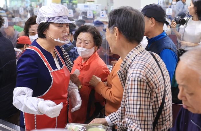 신계용 과천시장 14일 노인복지관 배식봉사