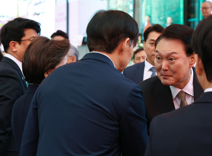 윤석열 대통령, 조국 대표와 악수