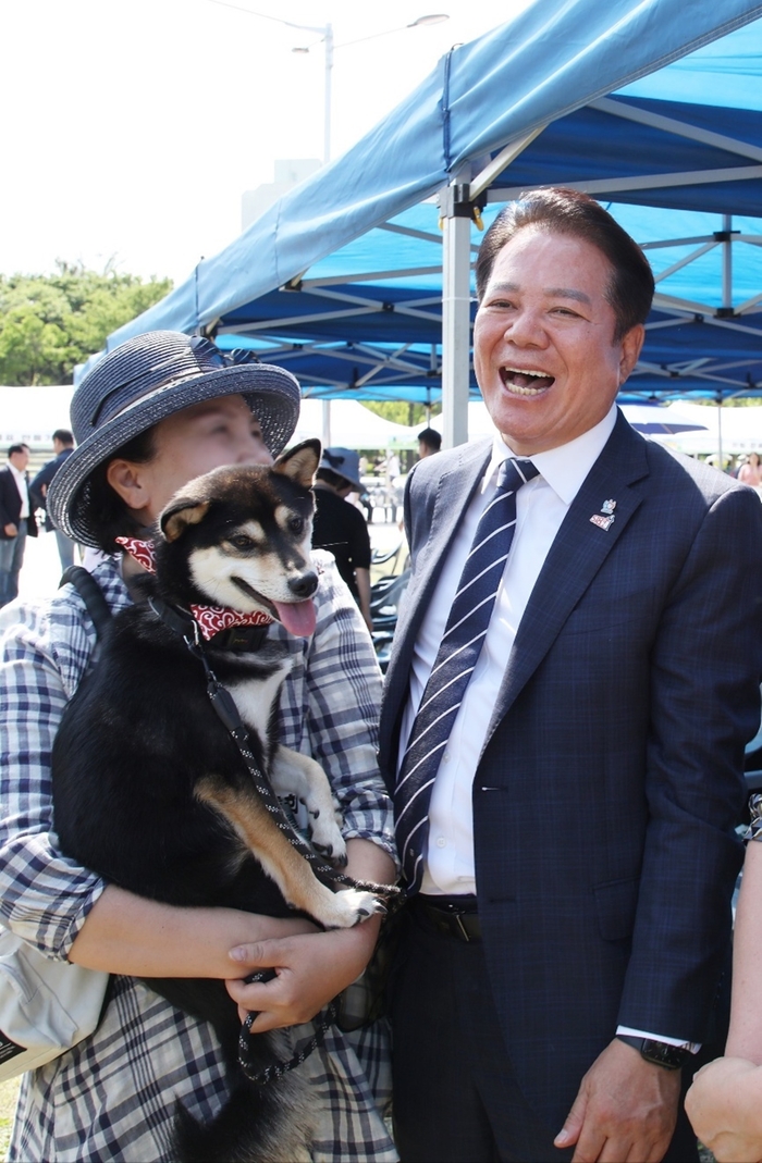 18일 2024안양반려동물사랑나눔축제 현장- 최대호 안양시장과 반려동물 가족