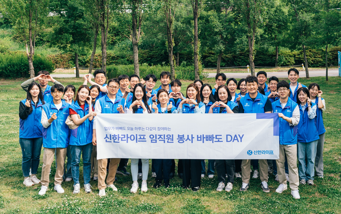 지난 17일 서울시 한강공원 잠원지구에서 신한라이프 임직원들이 나무 심기 봉사활동 후 기념 촬영을 하고 있다.