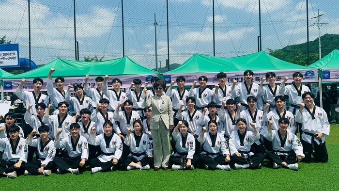 대경대학교 국제태권도과 시범단과 이채영 총장