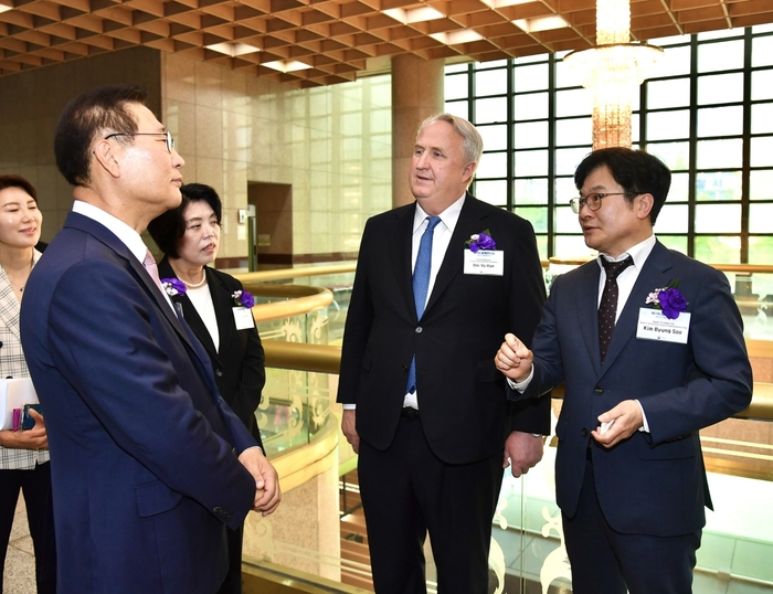 왼쪽부터 박성재 법무부장관, 신계용 과천시장, 인요한 국회의원 당선인, 김병수 김포시장