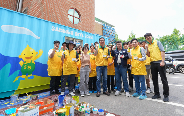 S-OIL 정영광 부문장(맨앞줄 가운데)이 18일 서울 마포구 상암동 소재 아동생활시설인 삼동보이스타운에서 열린 벽화그리기 자원봉사 활동에서 참석자