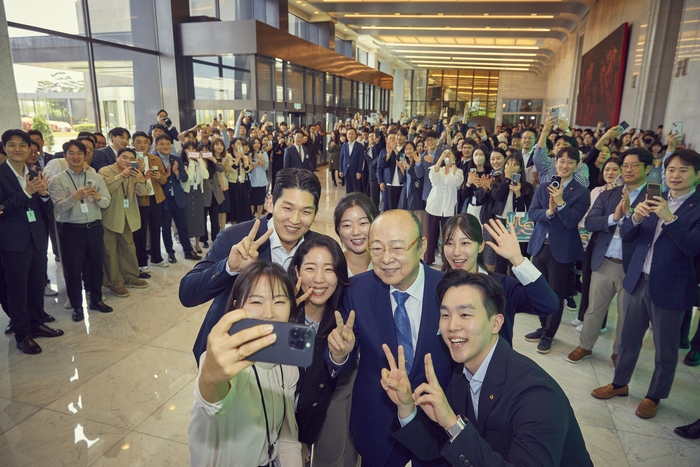 지난달 25일 한화생명 본사를 찾은 김승연 한화그룹 회장(앞줄 오른쪽 두 번째)이 직원들과 기념촬영을 하고 있다. 이날 점심식사 후 복귀하던 임직원 2