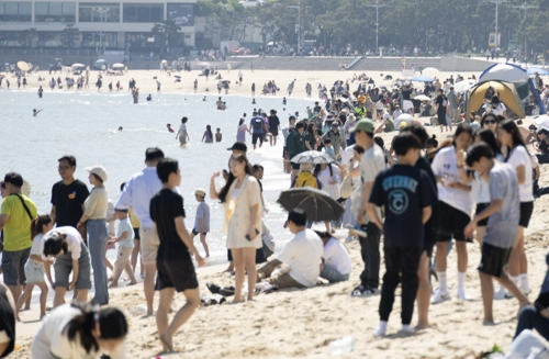 맑은 초여름 날씨를 보인 19일 오후 부산 해운대구 해운대해수욕장을 찾은 시민들이 더위를 식히고