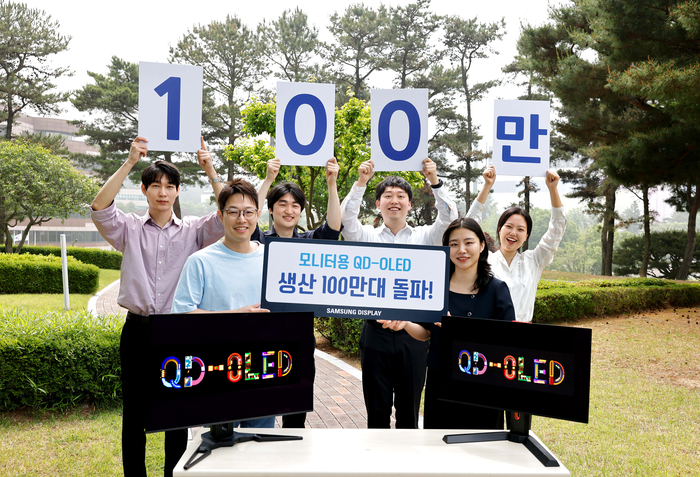 삼성디스플레이 직원들이 모니터용 QD-OLED 출하량 100만대 달성을 기념해 사진 촬영을 하고 있다.