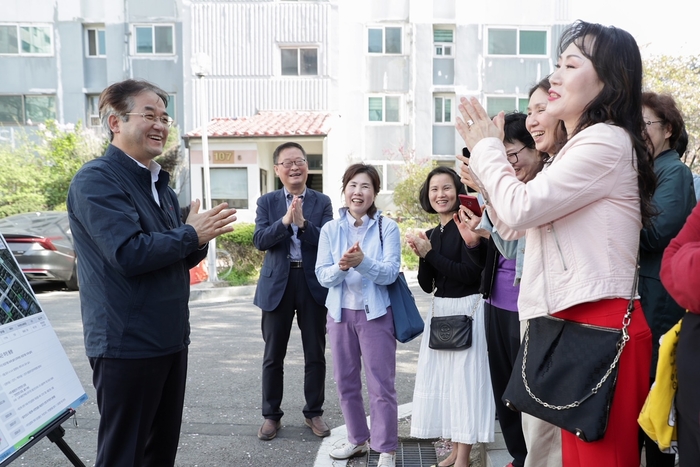 이동환 고양특례시장 4월12일 일산 노후아파트 단지 방문