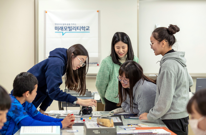 현대차 '미래모빌리티학교' 산업 탐색 활동 이미지. 현대차는 '2024년 2학기 미래모빌리티학교'를 모집하며 미래 모빌리티 산업 인재 육성에 적극 