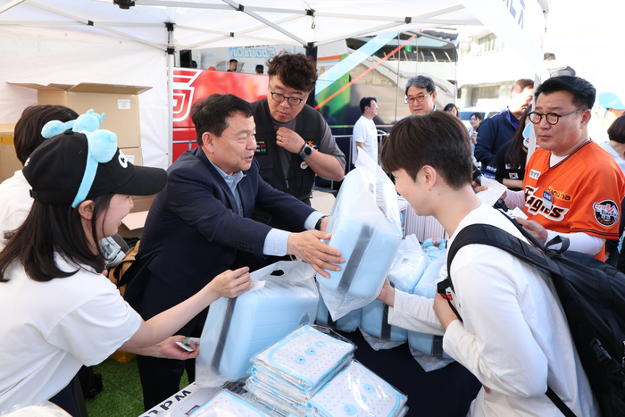 한국수자원공사(K-water, 사장 윤석대)는 5월 28일 대전지역 양육시설 미래세대 및 장애인체육회 선수 100여명을 초청해 대전 한화 이글스파크에서 열린