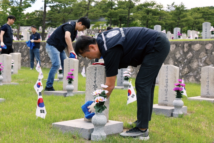 이디야커피 묘역 봉사