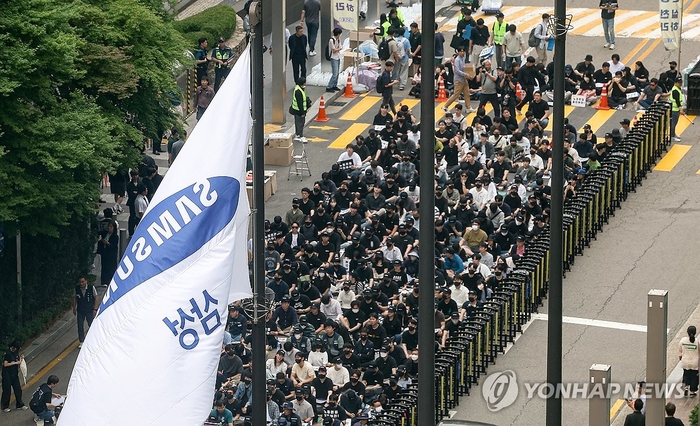 삼성전자 노조원들이 24일 서울 강남구 삼성전자 사옥 앞에서 문화 행사를 열고 있다