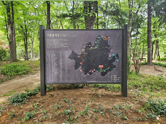 매헌 시민의 숲에 설치된 포스아트 서울 둘레길 2.0 종합 표지판. 사진=포스코 제공