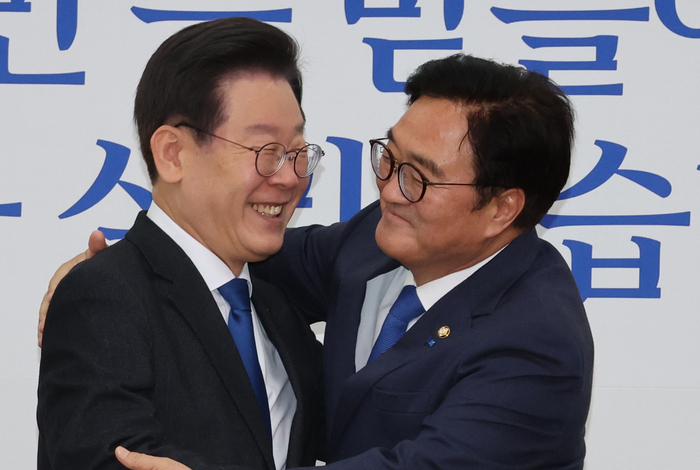 더불어민주당 이재명 대표(왼쪽)와 우원식 국회의장 후보.연합뉴스