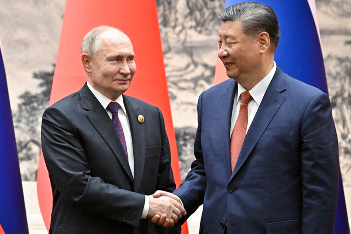 시진핑 중국 국가주석과 악수하는 블라디미르 푸틴 러시아 대통령.로이터/연합뉴스