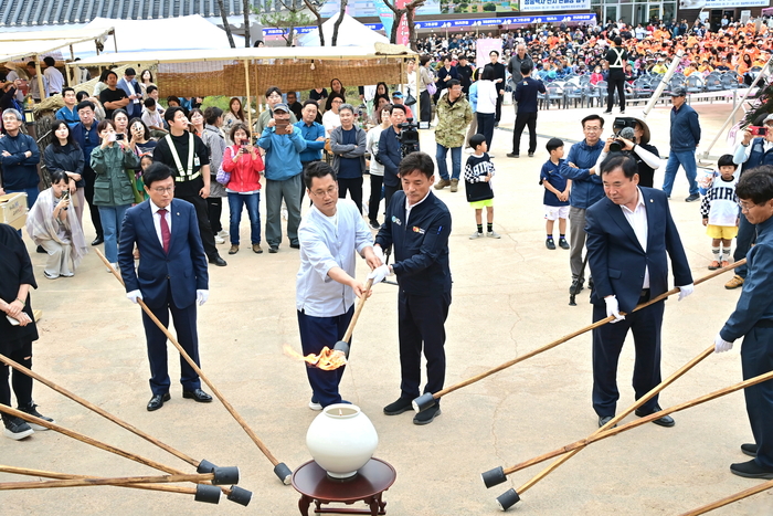 제1회 청송백자축제 장작가마 번조행사