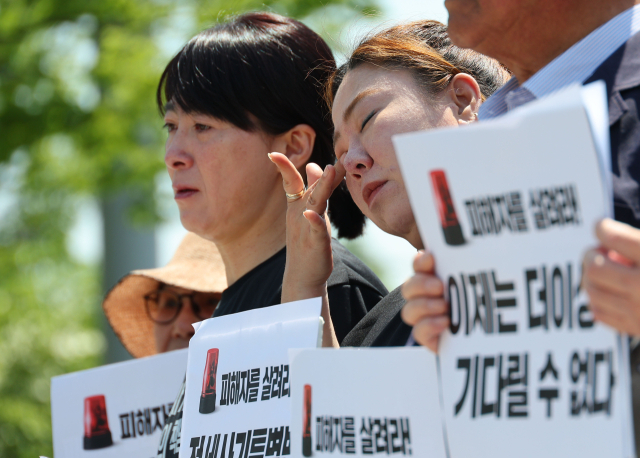 지난달 29일 서울 용산구 전쟁기념관 앞에서 열린 전세사기 특별법 개정안 공포 촉구 기자회견에서 참가자들이 눈물을 흘리고 있다. 연합뉴스