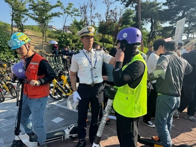 빔모빌리티가 지난달 31일 천안시 서북구 성성동 일대에서 전동킥보드 및 전기자전거를 포함한 퍼스널모빌리티(PM) 이용자들을 대상으로 '안전모 씌