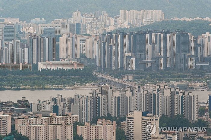 26일 서울 남산에서 바라본 서울 시내 아파트 단지 모습