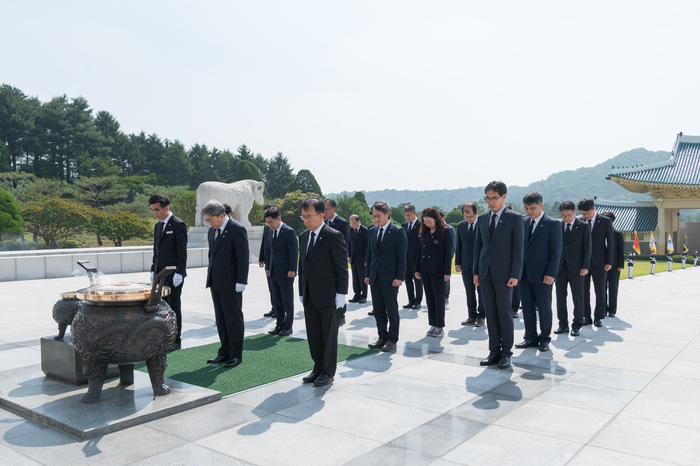 유희동 기상청장과 기상청 관계자들이 5일 국립대전현충원을 방문, 참배하고 있다. 기상청