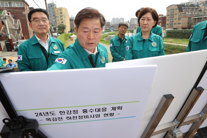 박승원 광명시장-한화진 환경부 장관 지난 7일 목감천 정비사업 현장점검