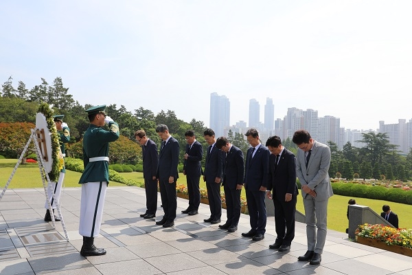 김동일 부산지방국세청장 재한유엔기념공원 참배