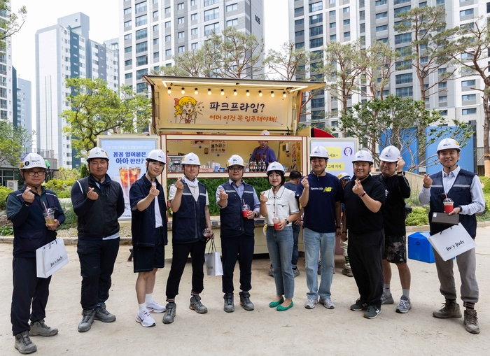 DL이앤씨는 지난 7일 'e편한세상 신곡 파크프라임' 건설현장 근로자들이 아파트 입주예정자협의회(입예협)로부터 커피차와 의류를 지원받았다고 10