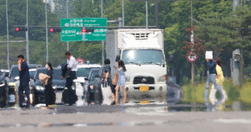 전국 대부분의 낮 기온이 30도 이상의 무더운 날씨를 보이는 11일 서울 영등포구 여의대로에 아지랑이가 피어오르고 있다.