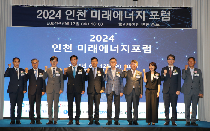 12일 인천시 홀리데이인 인천송도 호텔에서 열린 '2024 인천 미래에너지포럼'에서 (왼쪽부터) 정우진 에너지경제신