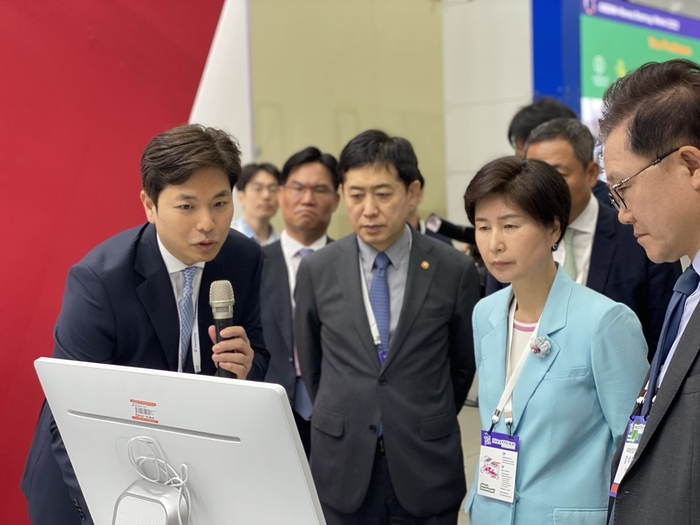 이용균 알스퀘어 대표(왼쪽 첫 번째)가 김주현 금융위원장, 백혜련 국회 전 정무위원장, 강석훈 산업은행 회장에게 지난해 6월 '넥스트라이즈 2023' 