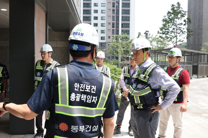 윤진오 동부건설 대표이사 현장 안전점검 모습