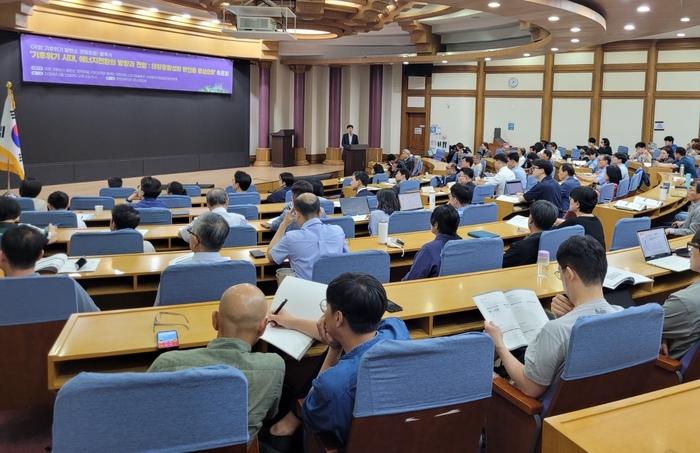 '국회 기후위기 탈탄소 경제포럼' 주최로 13일 서울 여의도 국회의원회관에서 '기후위기 시대, 에너지전환의 방향과 전망 - 태양광 활성화 방안을