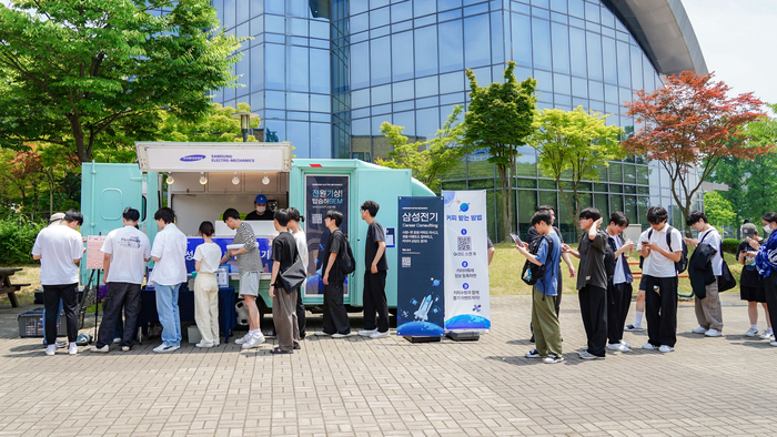 삼성전기가 14일 경기도 수원 성균관대학교에서 커피트럭 채용행사를 진행했다.
