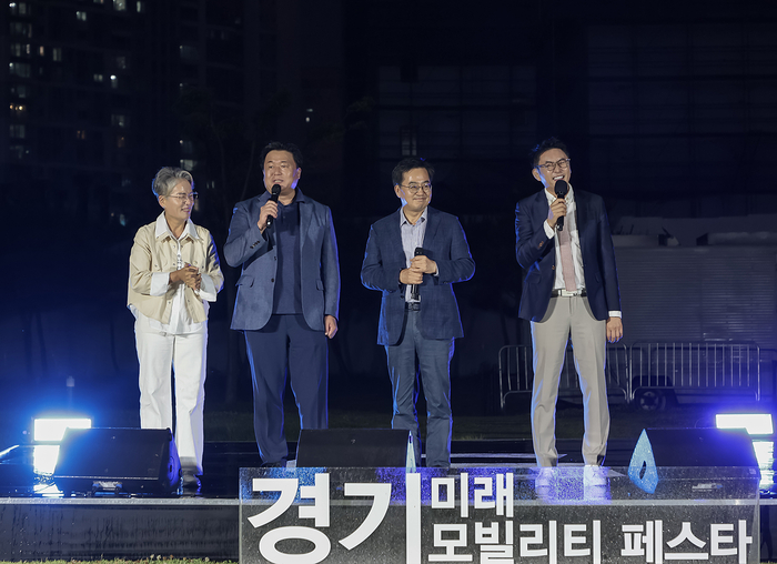 '2024 경기 미래모빌리티 페스타' 참석한 임병택 시흥시장(왼쪽 두번째)-김동연 경기도지사(왼쪽 세번째)