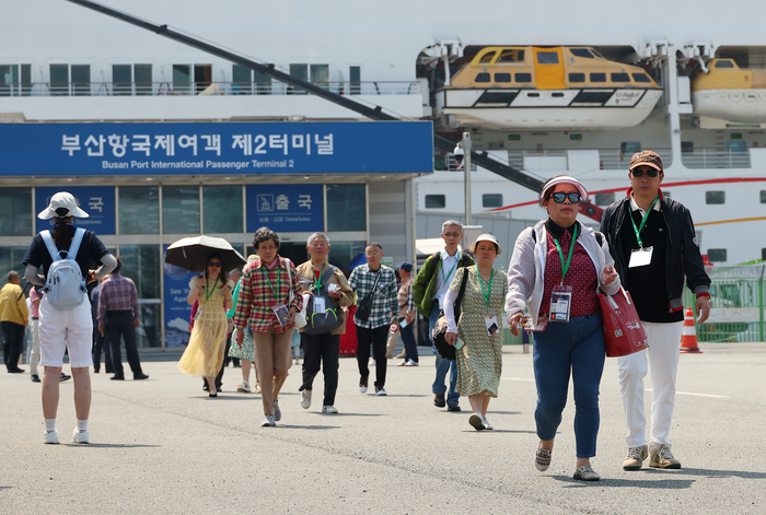 23일 오전 부산항국제여객터미널에 입항한 중국 상하이발 크루즈선 '블루 드림 멜로디호'에서 내린 중국 단체 관광객