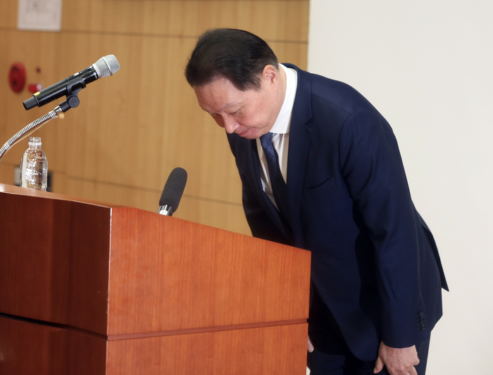 최태원 SK그룹 회장이 17일 서울 종로구 SK서린빌딩에서 열린 이혼 소송 재판 관련 설명회에 참석해 고개 숙여 사과하고 있다.