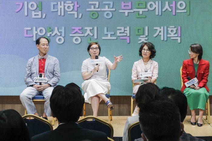 18일 한국지엠 및 민관학연 7개의 기업·단체와 함께 진행된 한국다양성협의체 발족식에서 원지영 다양성위원회 공동의장 겸 부사장(왼쪽 두 번째) 등 