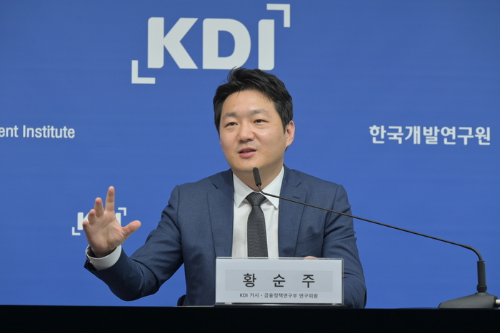 KDI 포커스 '갈라파고스적 부동산 PF, 근본적 구조개선 필요'에 대해 설명하고 있는 황순주 KDI 연구위원