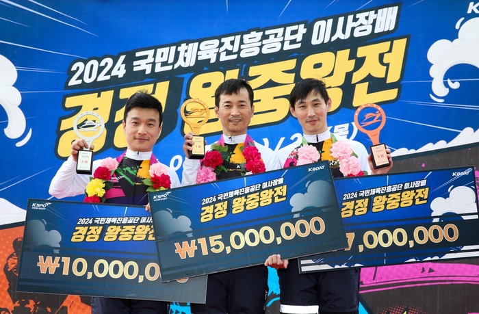 2024 국민체육진흥공단 이사장배 경정 왕중왕전- 왼쪽부터 2위 심상철, 1위 김민천, 3위 한성근 경정선수