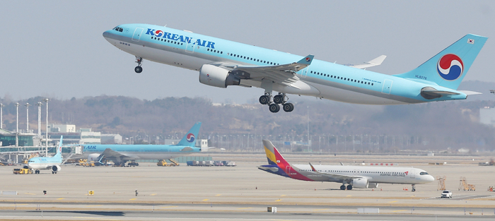 대한항공 A330-200(HL8276) 여객기가 인천국제공항 활주로에서 이륙하는 모습. 사진=연합뉴스