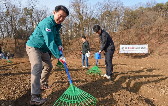 김동근 의정부시장 신곡새빛정원 수레국화 백일홍 파종