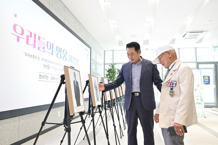 백영현 포천시장(왼쪽)-'우리들의 영웅 사진전' 속 한 국가유공자