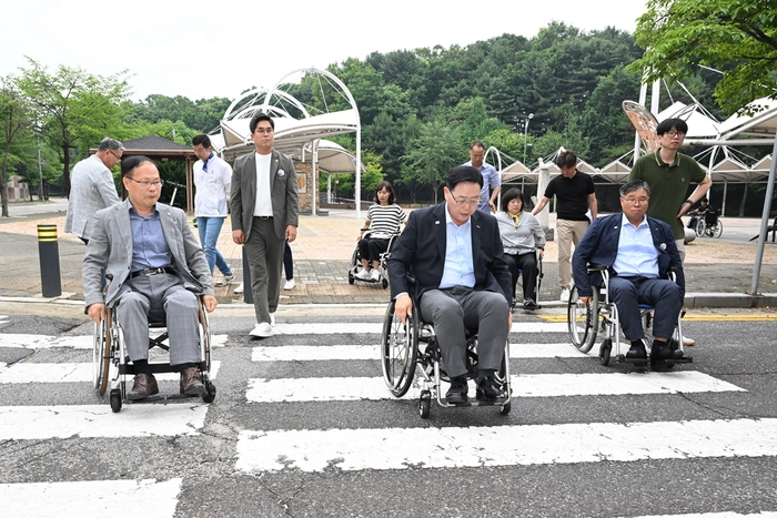 강수현 양주시장 22일 수동휠체어 탑승체험