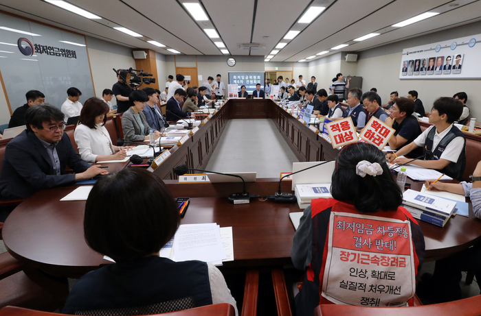 27일 오후 정부세종청사 최저임금위원회 회의실에서 열린 제6차 전원회의